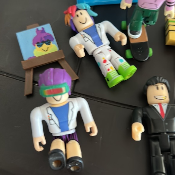 Roblox collectible figures bundled grab bag lot of 6 + box and paint stand - Picture 3 of 6